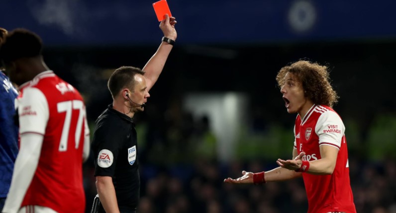 За кашель на соперника футболистам в Англии будут давать красную карточку