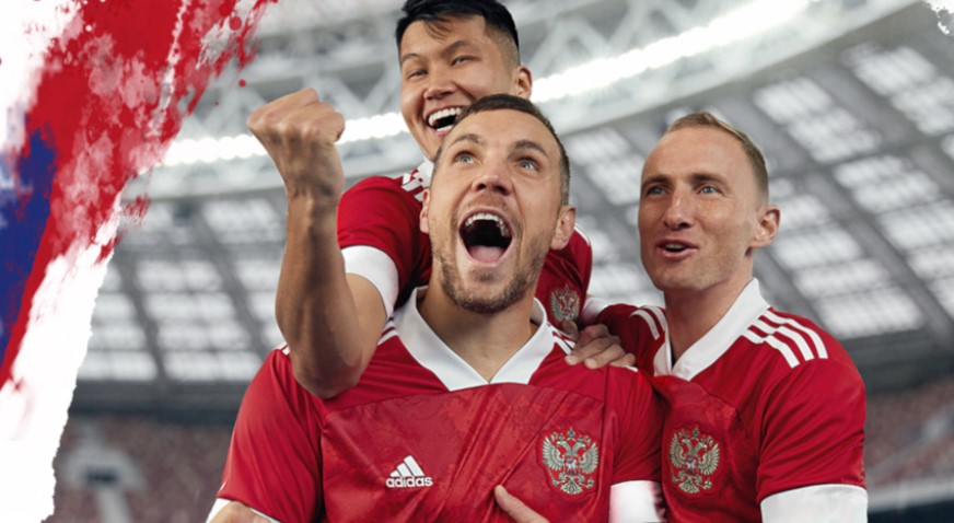 Новые футболки для сборной России продемонстрировала компания «Адидас»